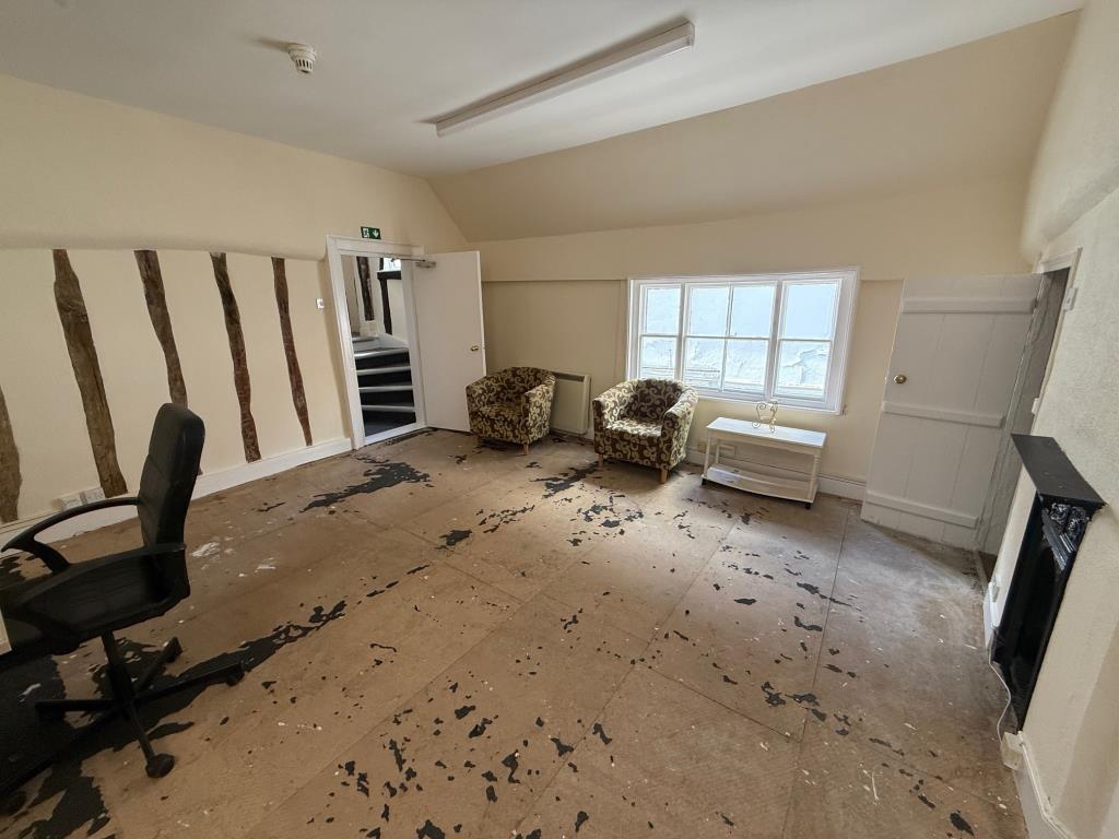 Lot: 61 - TENANTED GROUND FLOOR SHOP WITH VACANT OFFICE ABOVE - 40 Burkitts Lane - First Floot office at rear alternative view